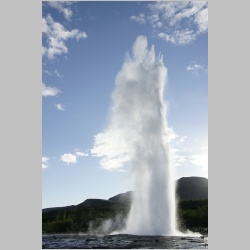 _DSC2769_Strokkur_im_Gegenlicht.JPG