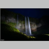 DSC04867_Seljalandsfoss_bei_Nacht.JPG